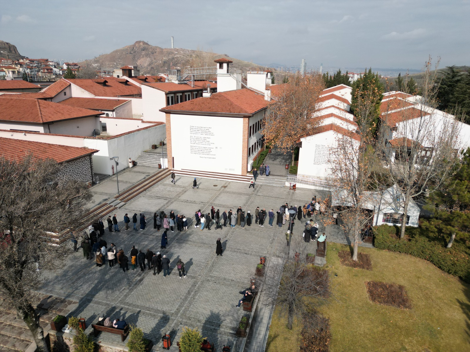 MUKADDES EMANETLERE ZİYARETÇİ SAYISI 1 MİLYONU AŞTI